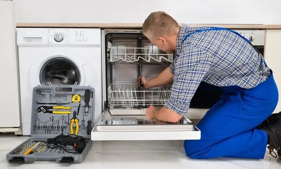 Kaynarca Gaggenau servisi teknisyen ekibi beyaz eşya tamiri yaparken